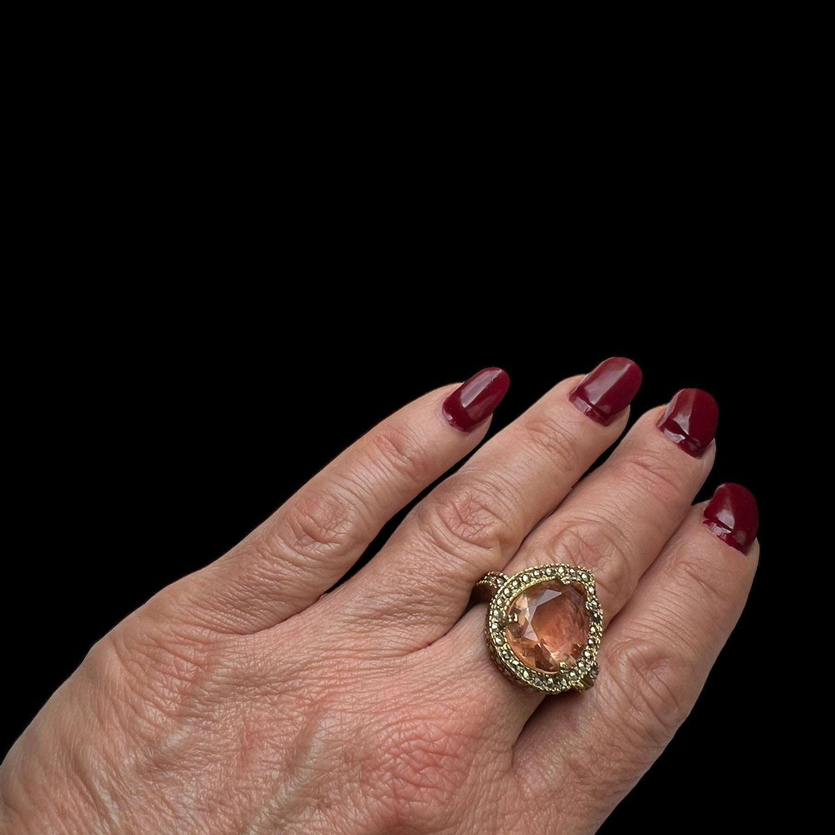 Detalle Anillo Jan II Gold Peach - Elegancia Regina Castillo