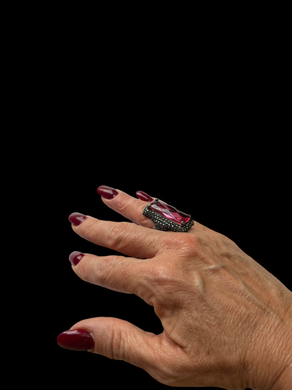 Anillo Bag Pavonado Centro Rosa de Joyería Regina Castillo