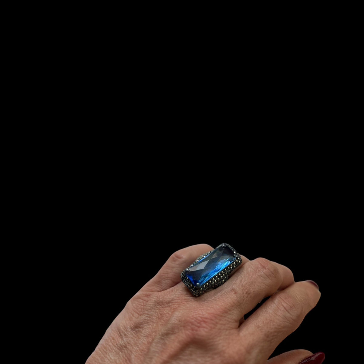 Anillo Centro Azul Bag Pavonado - Distinción Regina Castillo Joyería Exclusiva