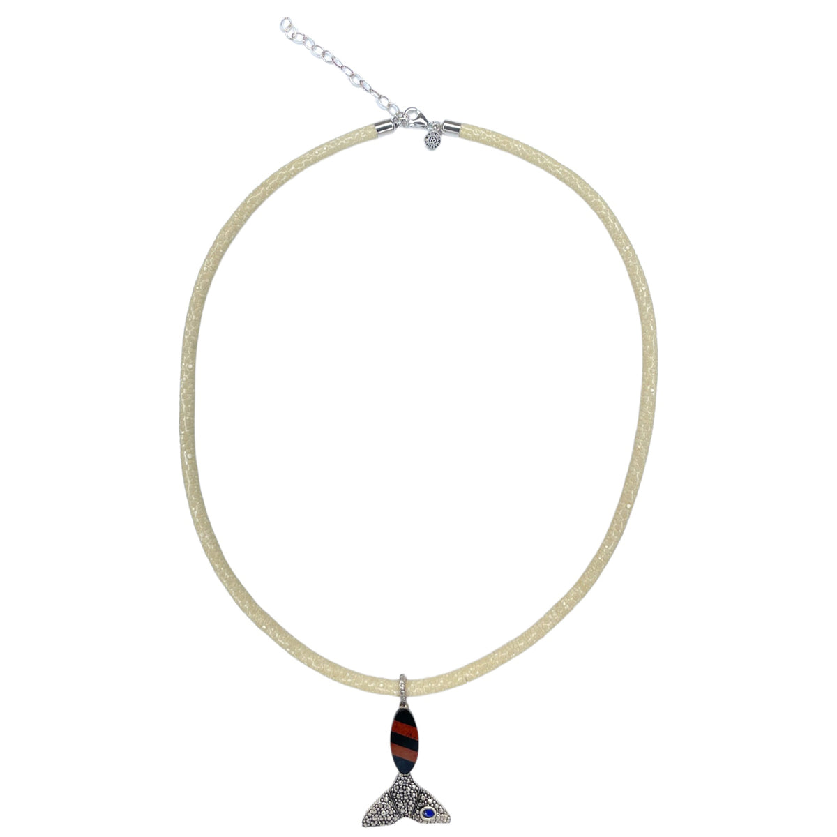 COLLAR BLANCO COLA DE BALLENA Collares de Joyería Regina Castillo