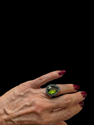 Anillo Verde Esplendor Natural - Joyería Exclusiva Regina Castillo