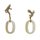 Arete salamandra II gold + Drop acryl beige Arete + Drop de Joyería Regina Castillo