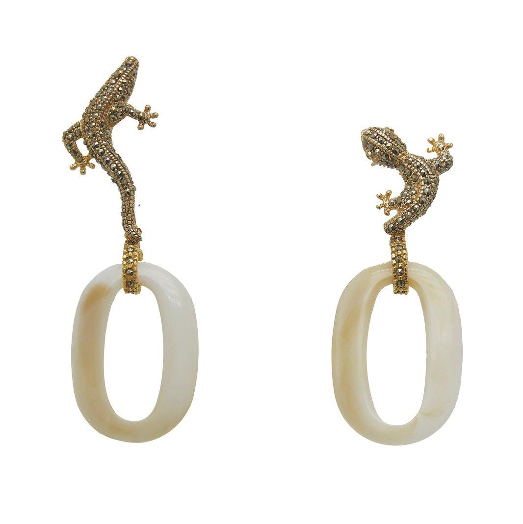 Arete salamandra II gold + Drop acryl beige Arete + Drop de Joyería de autor Regina Castillo